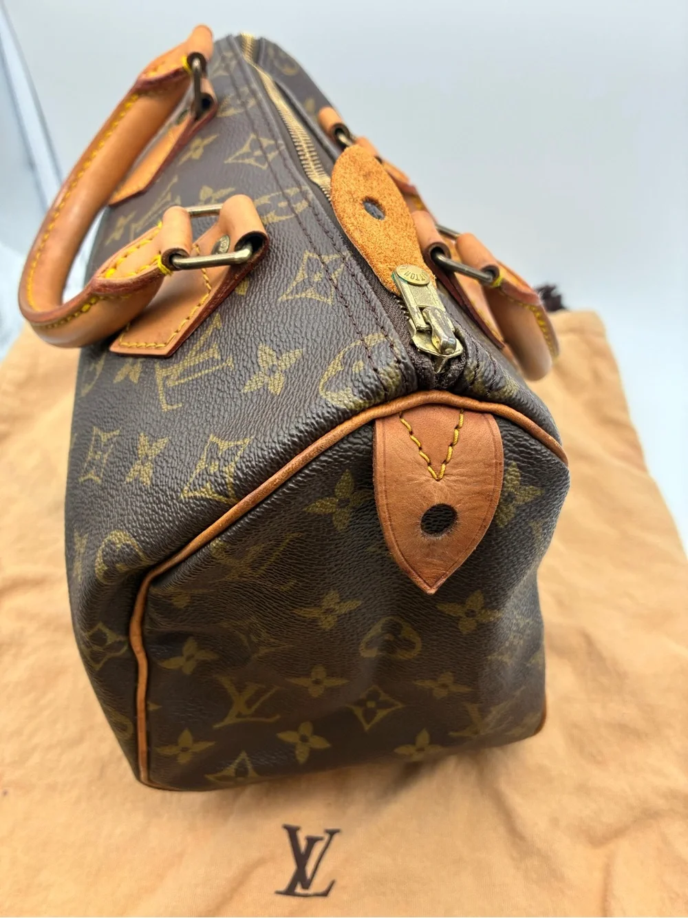 Louis Vuitton Monogram speedy 25 bag with LV dust bag & lock & key discontinued